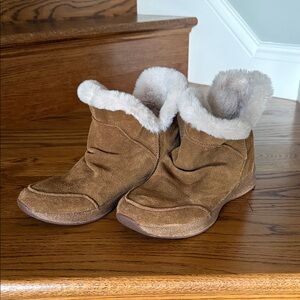 Taos Footwear Brown Winter Boots with Cream Fur Lining